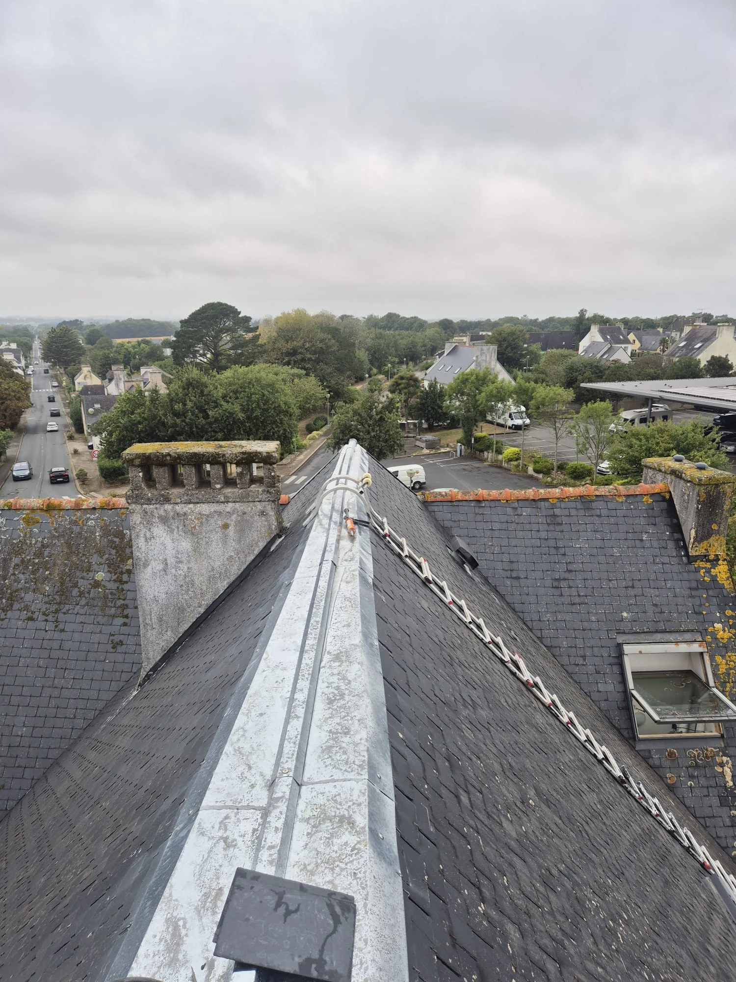 Faîtage rénové sur toiture en ardoise
