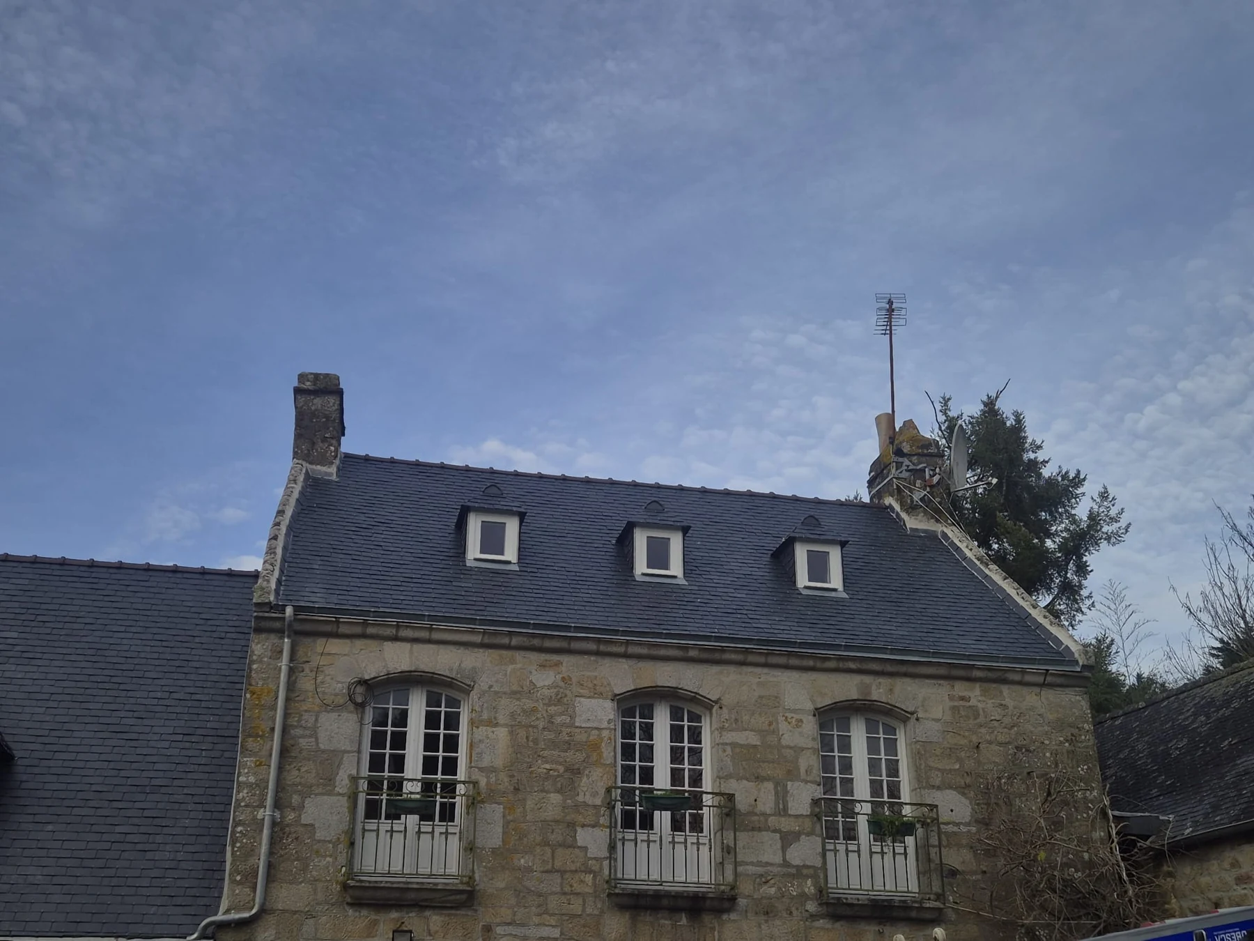 Maison en pierre avec toiture en ardoise rénovée
