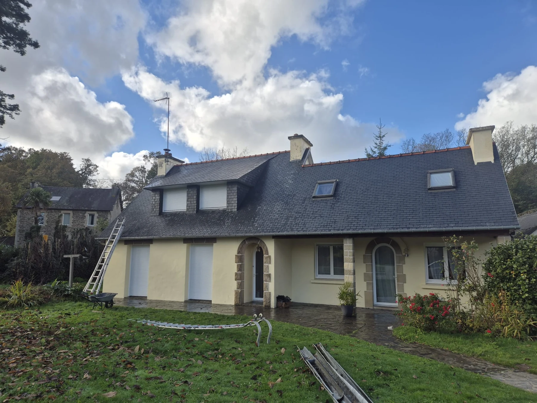 Maison avec toiture en ardoise rénovée