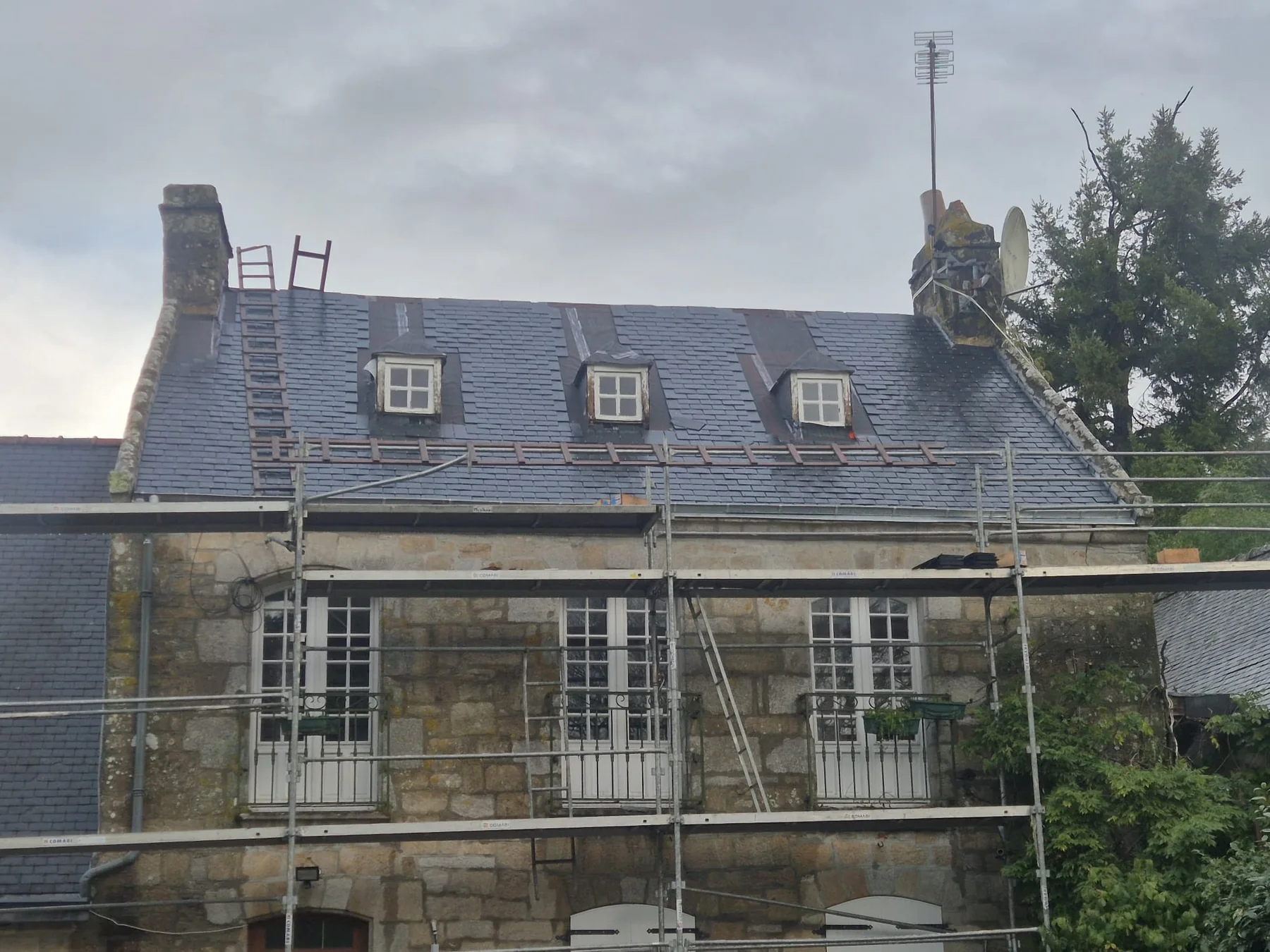 Rénovation de toiture avec échafaudage